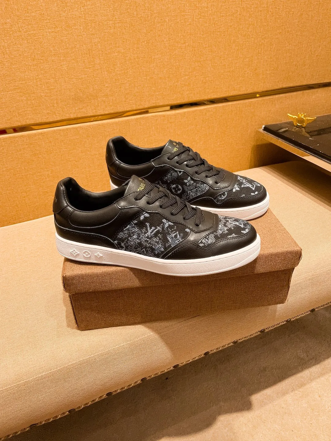Men's shoes💰 400💰[LV]🔥Louis Vuitton, high-end men's shoes brand, official website 1:1 latest masterpiece: the upper is made of Italian imported first-layer cowhide with a comfortable and breathable lining➕original non-slip and wear-resistant outsole🔥, making walking more convenient and comfortable! An exclusive new model, a stunning work, a beautiful 1:1 replica [color] compared to the official quality! Create a fashionable personality to set off your uniqueness! A must-have for trendy men! Classic🔥Size: 38-44 Color: 🔥 2⃣️colors available🔥